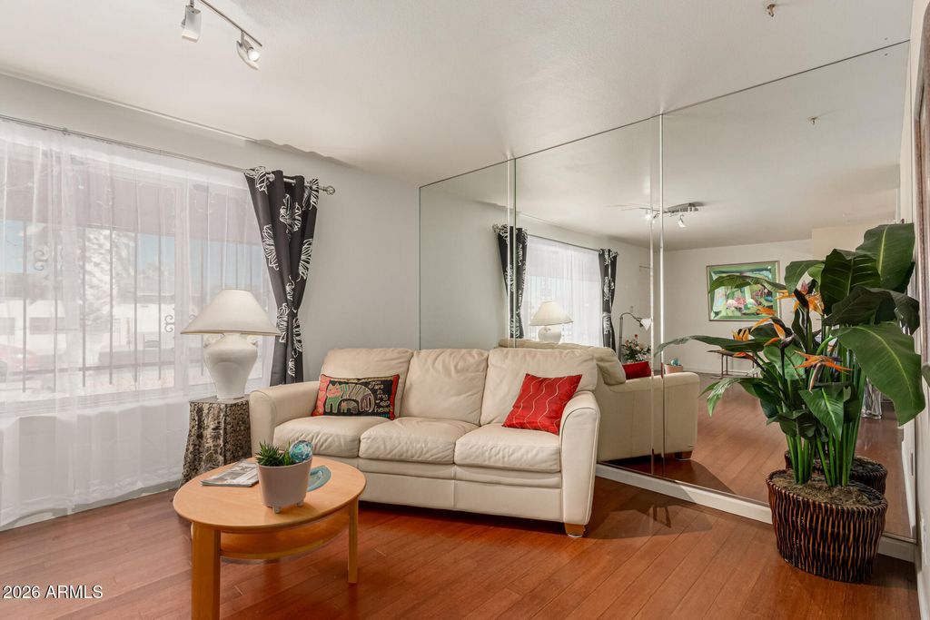 Image 7 of property listing at 5301 W VERNON Avenue, Phoenix, AZ 85035