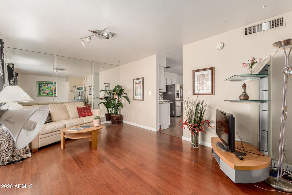 Image 8 of property listing at 5301 W VERNON Avenue, Phoenix, AZ 85035