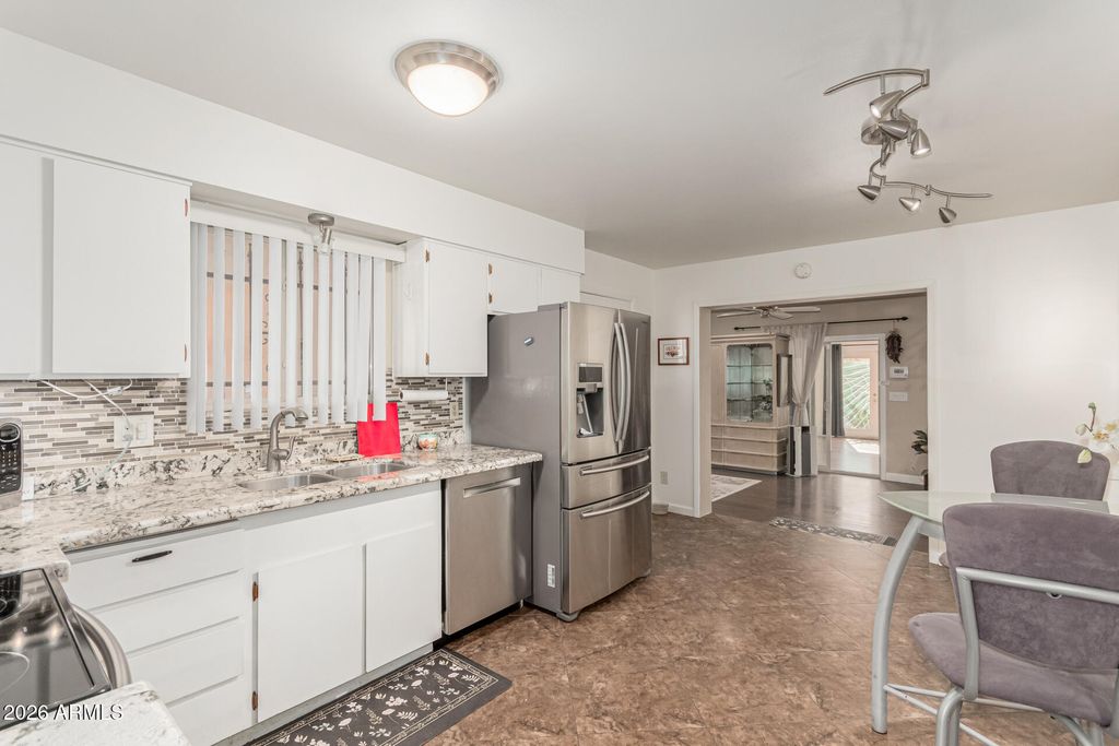 Image 9 of property listing at 5301 W VERNON Avenue, Phoenix, AZ 85035