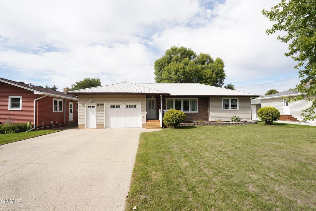 1609 5th Avenue NE, Jamestown, ND 58401 photo 2