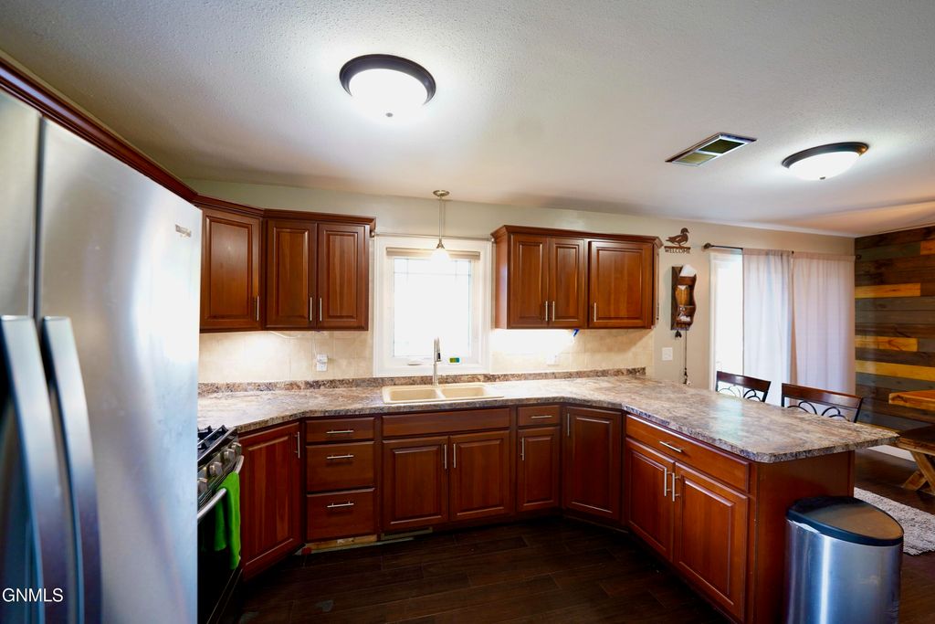1609 5th Avenue NE, Jamestown, ND 58401 photo 3
