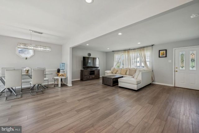 6 WALNUT DRIVE, Burlington, NJ 08016