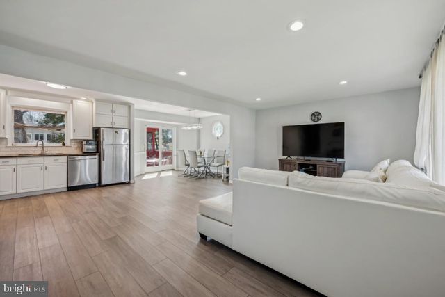 6 WALNUT DRIVE, Burlington, NJ 08016