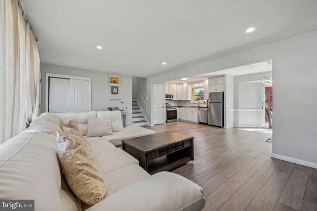 6 WALNUT DRIVE, Burlington, NJ 08016