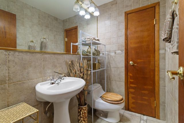 410 W 52nd Place, Merrillville, IN 46410