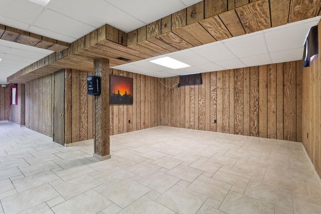 410 W 52nd Place, Merrillville, IN 46410