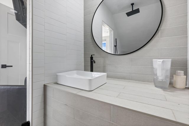 1466 hamlet Street, Columbus, OH 43201