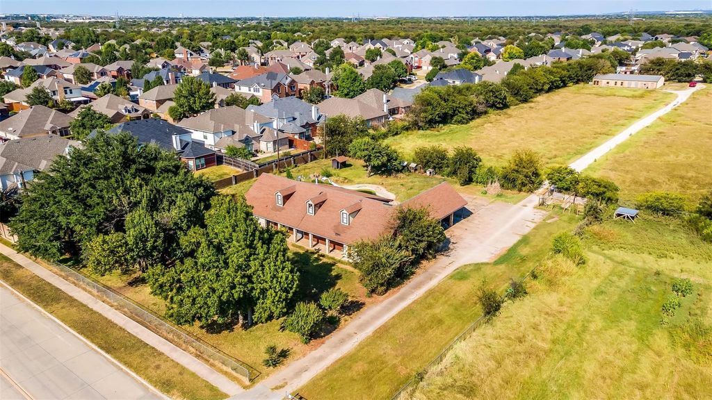 6310 Webb Lynn Road, Grand Prairie, TX 75052 — exterior
