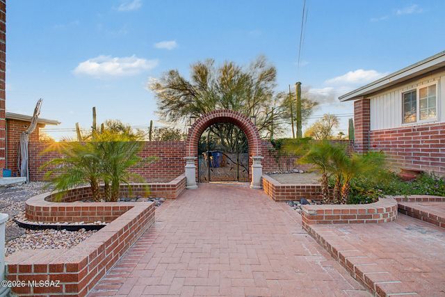 5865 N Escondido Lane, Tucson, AZ 85704