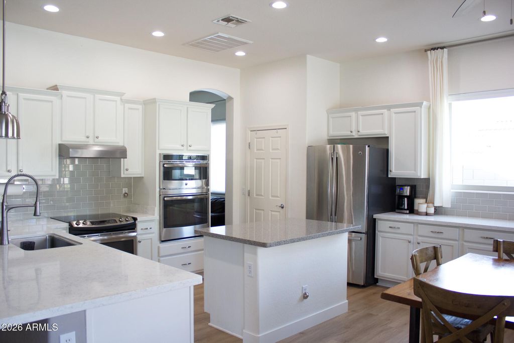 Image 2 of property listing at 4291 S DANIELSON Way, Chandler, AZ 85249