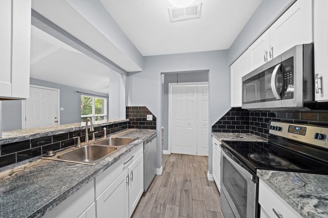 8 Hideaway Drive, Friendswood, TX 77546