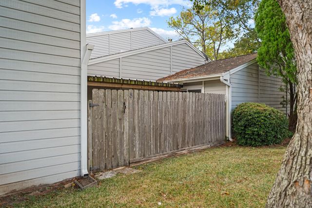 8 Hideaway Drive, Friendswood, TX 77546