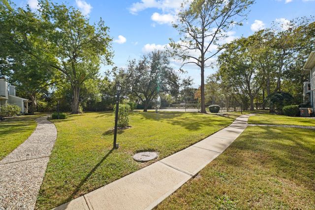 8 Hideaway Drive, Friendswood, TX 77546