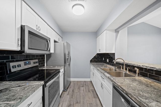 8 Hideaway Drive, Friendswood, TX 77546