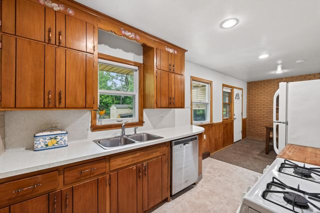6102 Hampshire Avenue N, Crystal, MN 55428