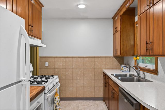 6102 Hampshire Avenue N, Crystal, MN 55428