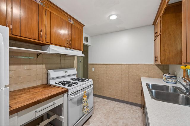 6102 Hampshire Avenue N, Crystal, MN 55428