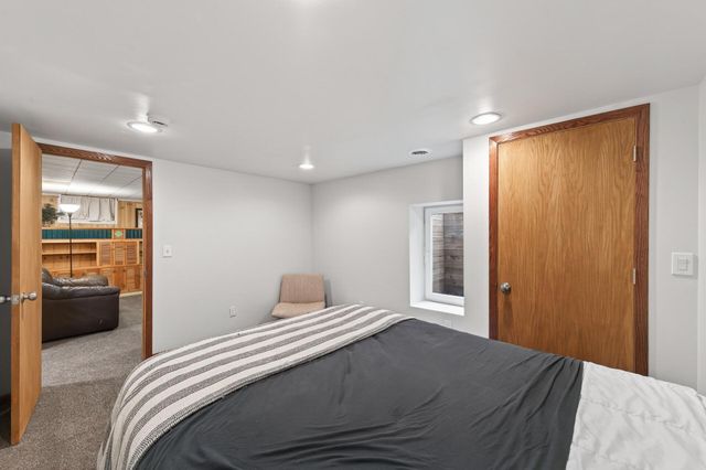 6102 Hampshire Avenue N, Crystal, MN 55428
