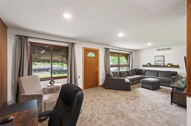 6102 Hampshire Avenue N, Crystal, MN 55428
