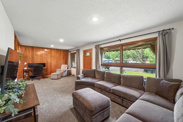 6102 Hampshire Avenue N, Crystal, MN 55428