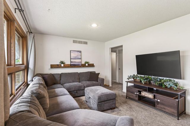 6102 Hampshire Avenue N, Crystal, MN 55428