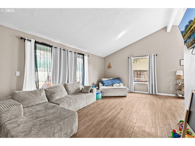 317 HIGHLAND Dr, Medford, OR 97504