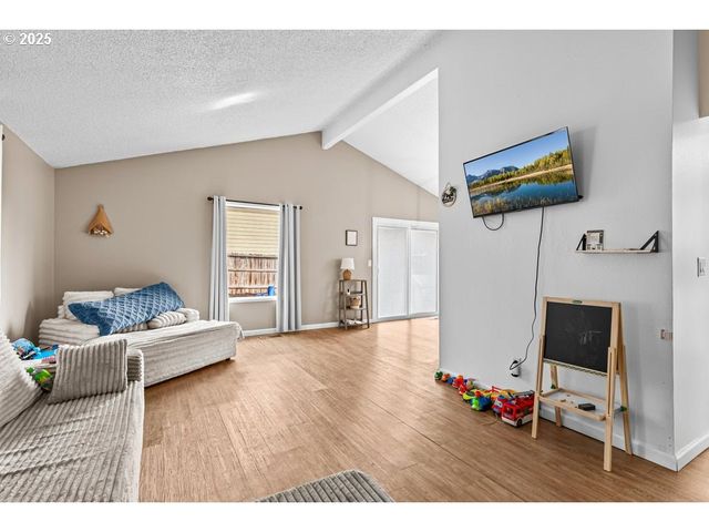 317 HIGHLAND Dr, Medford, OR 97504