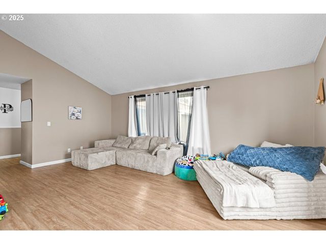 317 HIGHLAND Dr, Medford, OR 97504