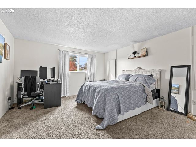 317 HIGHLAND Dr, Medford, OR 97504