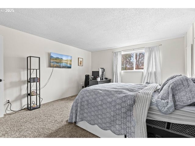 317 HIGHLAND Dr, Medford, OR 97504