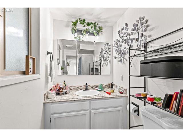 317 HIGHLAND Dr, Medford, OR 97504