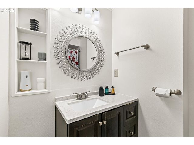 317 HIGHLAND Dr, Medford, OR 97504