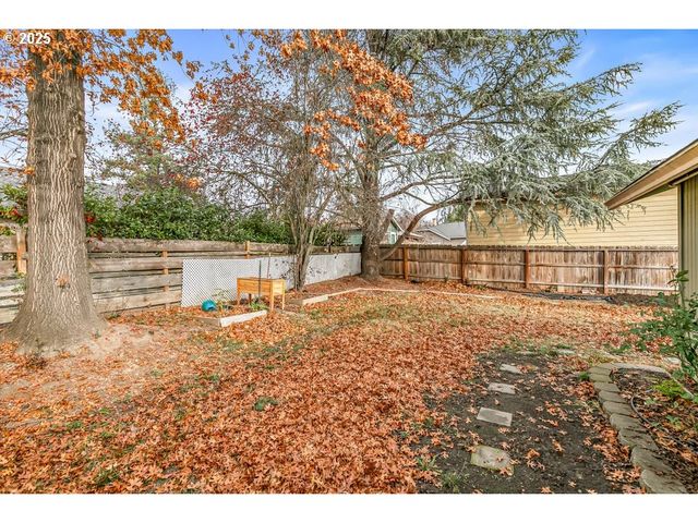 317 HIGHLAND Dr, Medford, OR 97504