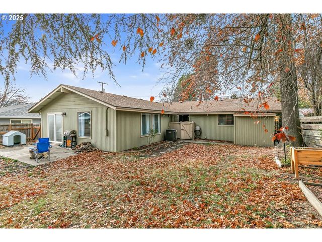 317 HIGHLAND Dr, Medford, OR 97504
