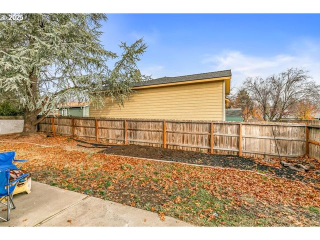 317 HIGHLAND Dr, Medford, OR 97504