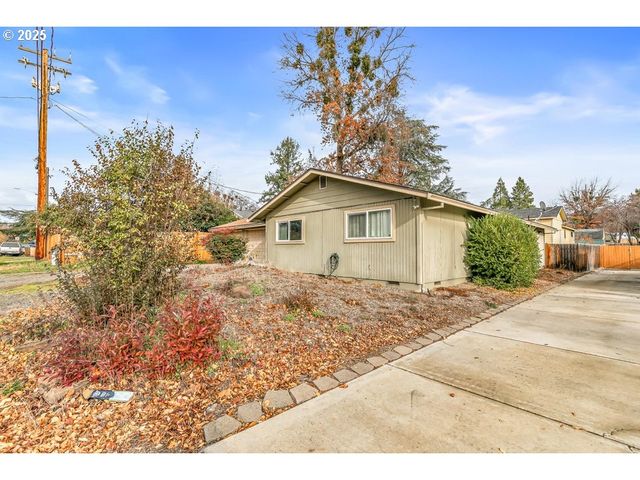 317 HIGHLAND Dr, Medford, OR 97504