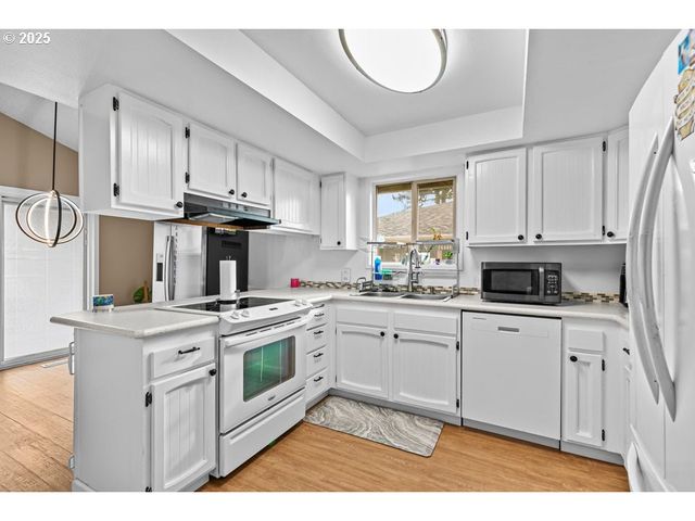 317 HIGHLAND Dr, Medford, OR 97504