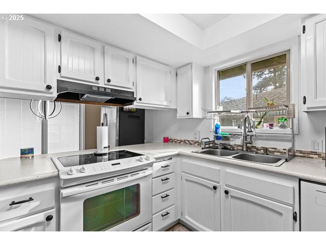 317 HIGHLAND Dr, Medford, OR 97504