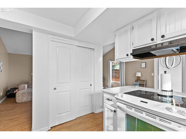 317 HIGHLAND Dr, Medford, OR 97504