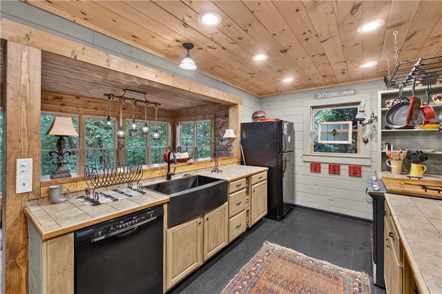24 Wolf Howl Trail, Sautee Nacoochee, GA 30571