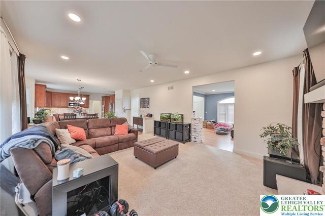 4544 Oakwood Lane, Lower Nazareth Twp, PA 18064