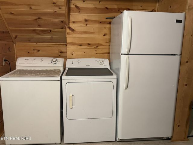 360 Joe Barnett Rd, Jamestown, TN 38556