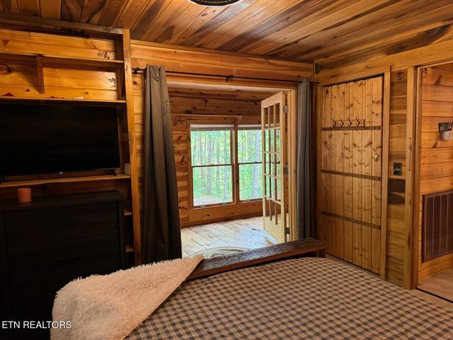360 Joe Barnett Rd, Jamestown, TN 38556
