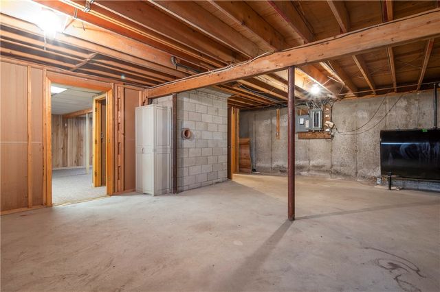 5 Lincoln Drive, North Smithfield, RI 02896