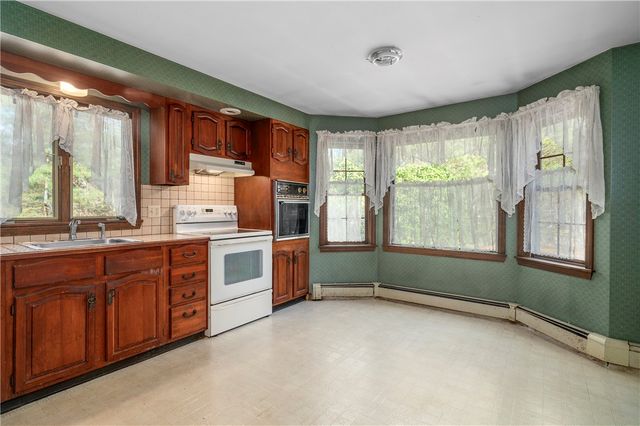 5 Lincoln Drive, North Smithfield, RI 02896