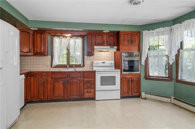 5 Lincoln Drive, North Smithfield, RI 02896