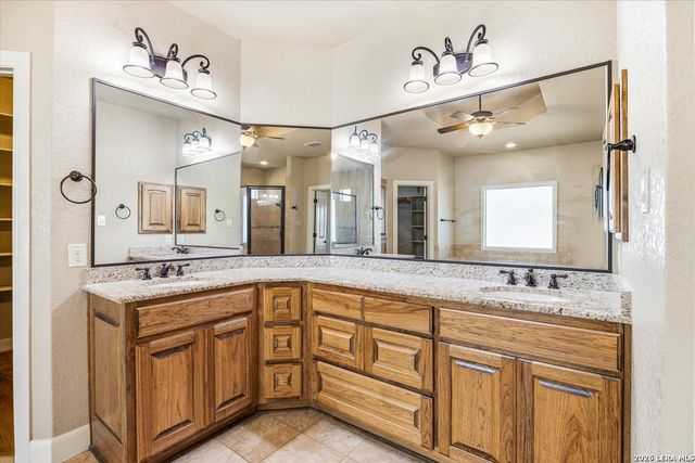 133 Copper Creek Dr, La Vernia, TX 78121