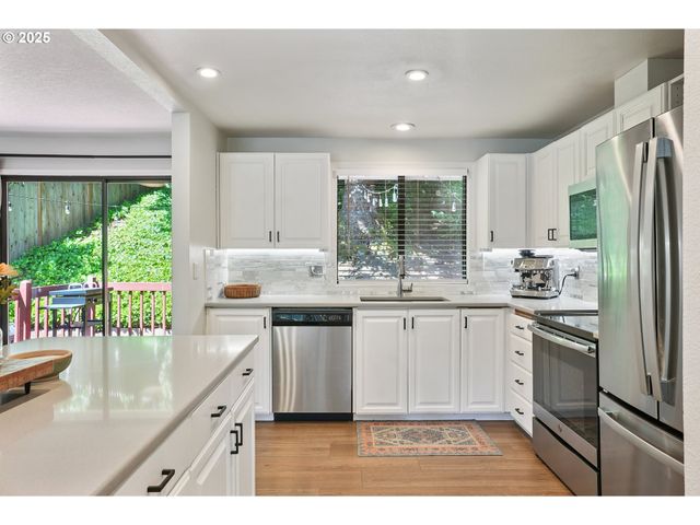 16905 WEBSTER Rd, Gladstone, OR 97027
