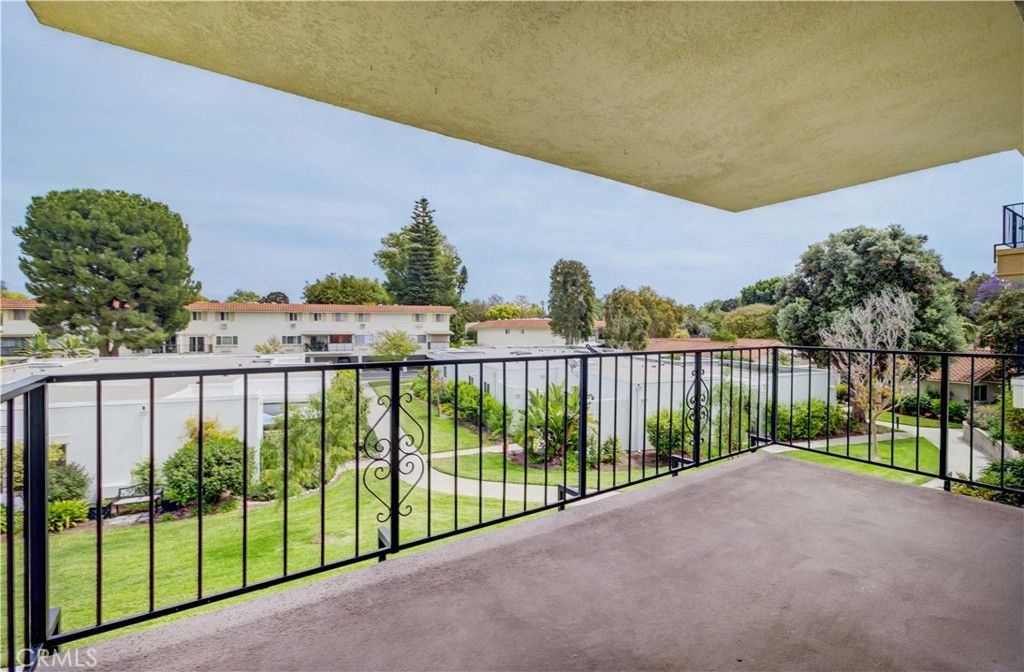 Image 21 of property listing at 2355 Via Mariposa W 2F, Laguna Woods, CA 92637