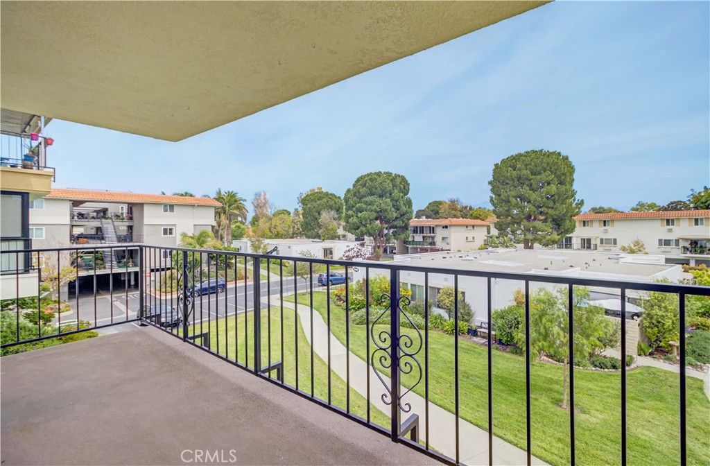 Image 22 of property listing at 2355 Via Mariposa W 2F, Laguna Woods, CA 92637